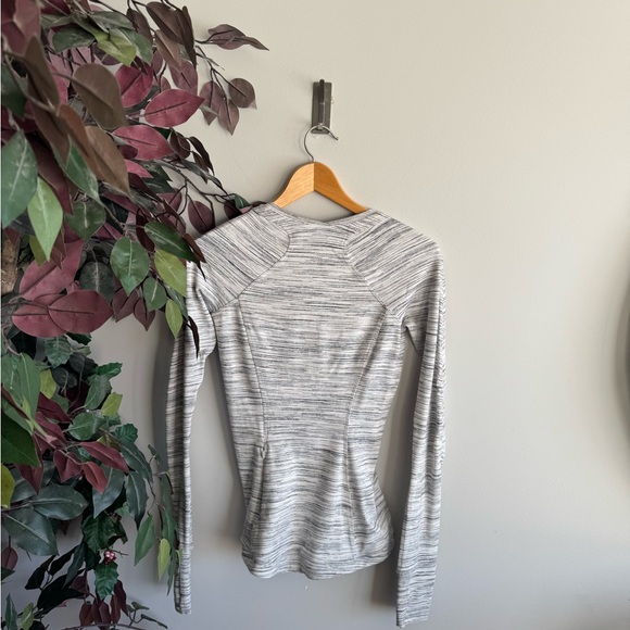 Lululemon Athletica Women's Heathered Gray Long Sleeve Top - Picture 5 of 5